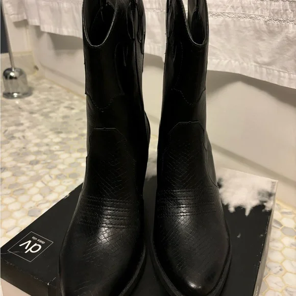 Mix #6 Western Boots - Picture 2 of 7